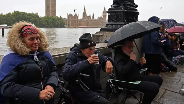 Reino Unido: se registran largas filas a la espera del féretro de Isabel II frente al Palacio de Buckingham