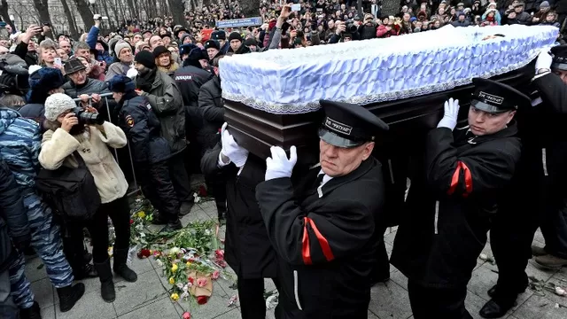 Rusia: centenares de personas dan último adiós a líder opositor Nemtsov