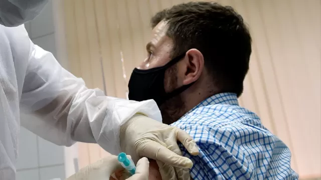 Rusia empieza a vacunar a sus militares contra el COVID-19. Foto: AFP