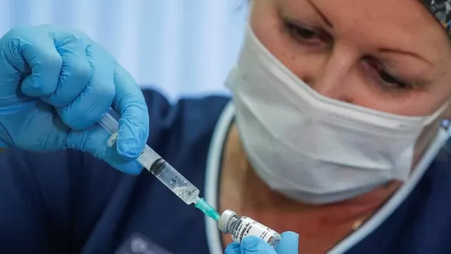 Rusia inicia la producción de su segunda vacuna contra la COVID-19, EpiVacCorona. Foto: EFE