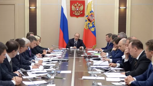 Presidente Vladimir Putin se re&uacute;ne con miembros de su gobierno. (V&iacute;a: AFP)