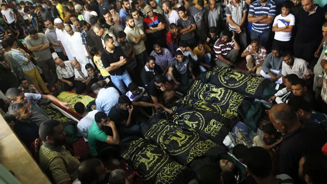 Foto: Palestinos velan a sus familiares que fallecieron por ataques israel&iacute;es. (Foto: AFP)