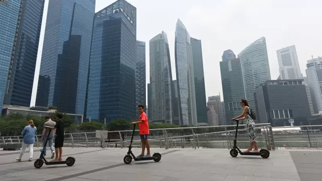 Singapur castigará con prisión a ciudadanos que circulen en scooter por la vereda. Foto: AFP/referencial