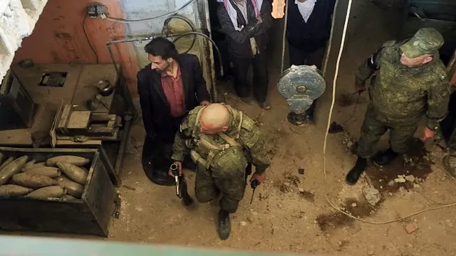Fuerzas rusas inspeccionan Duma, en Siria. Foto: AFP