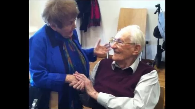 Sobreviviente del Holocausto y ex nazi comparten un emotivo abrazo 