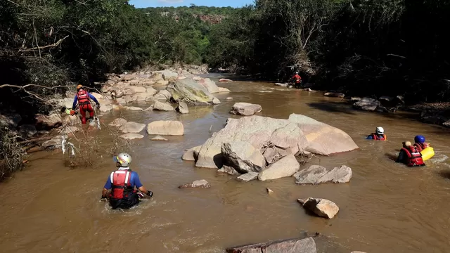 Miembros de un equipo de  rescate buscan cuerpos en un río cerca de Durban. Fuente: EFE
