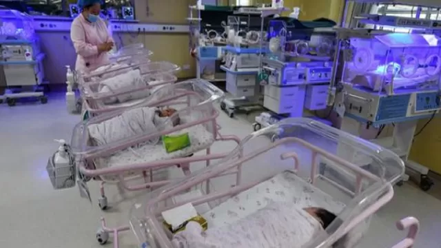 Sudáfrica: Una mujer da a luz a diez bebés, dos más de los que los médicos esperaban. Foto referencial: AFP