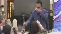 Tailandia: Primer ministro rocía con desinfectante de manos a periodistas para evitar preguntas incómodas