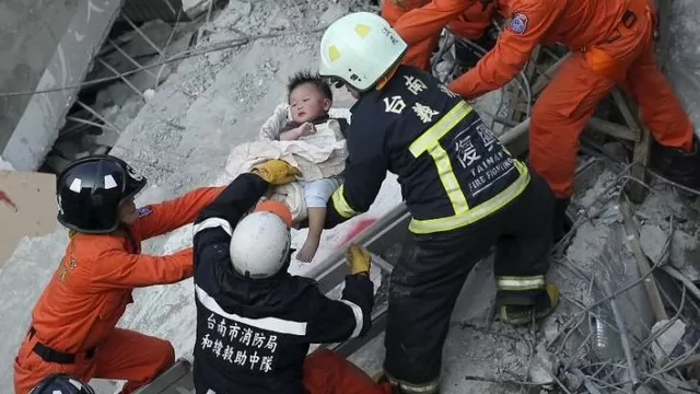 Bomberos salvando a niño de escombros tras sismo en Taiwán. (Vía: Twitter)