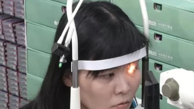 En Taiwán, una mujer que acudió a un hospital por una dolorosa hinchazón en su ojo se llevó una  terrorífica sorpresa. Foto: captura