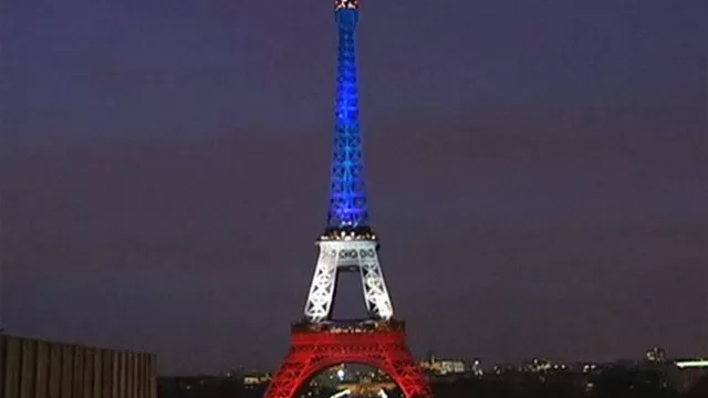 La Torre Eiffel se ilumin&oacute; con los colores nacionales. (V&iacute;a: dailystar.co.uk)