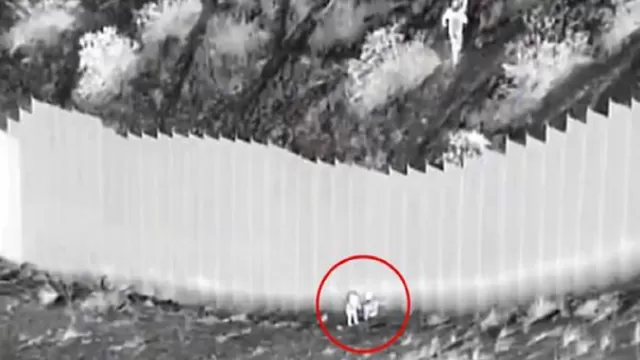 Traficantes lanzan a dos niñas desde el muro de la frontera entre México y EE. UU.