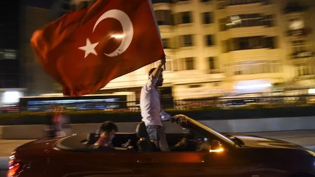 Los simpatizantes de Erdogan se reunen en la plaza Taksim. (Vía: AFP)