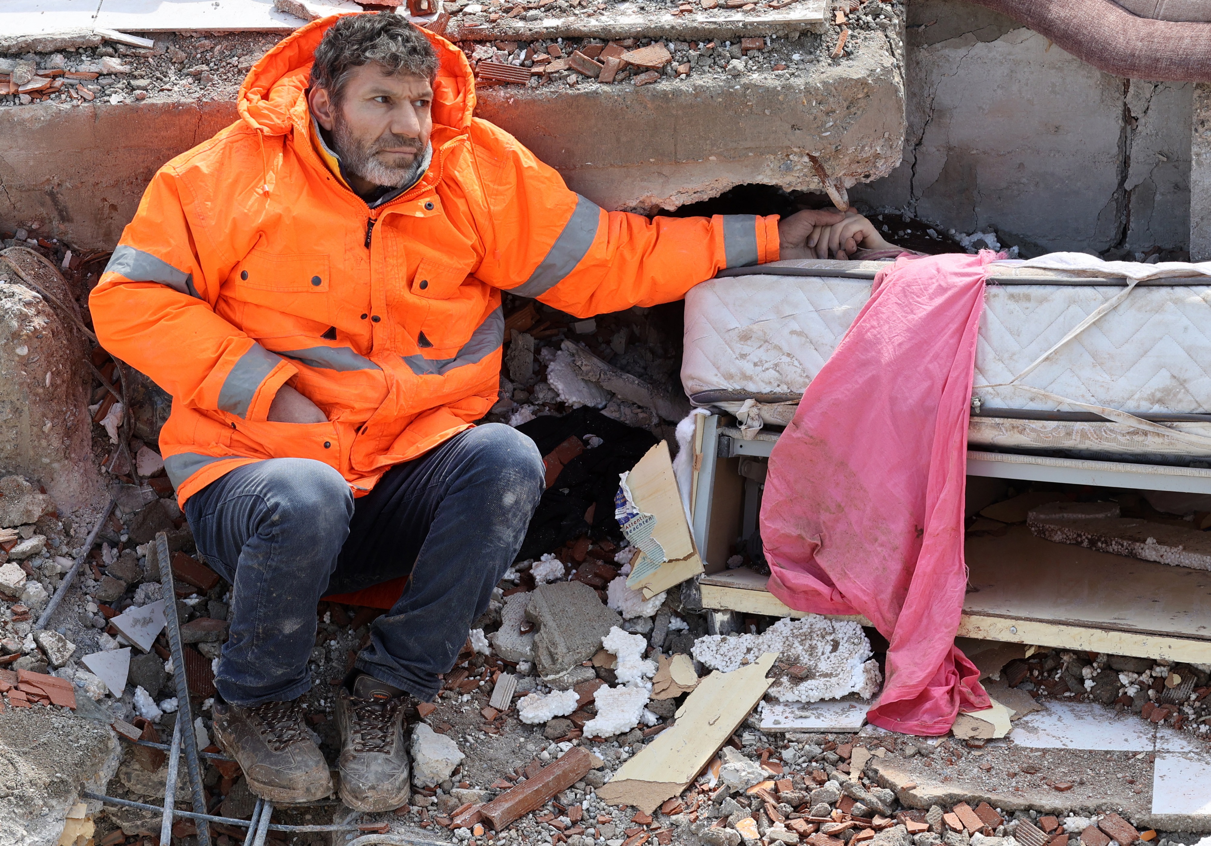 Turquía: La dolorosa foto de un hombre que sostiene la mano de su hija fallecida entre los escombros del terremoto 