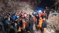 Turquía: Niño es rescatado tras 182 horas atrapado entre los escombros