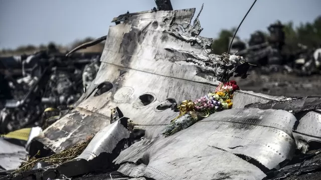 Flores en el lugar del accidente del vuelo MH17 del Malaysia Airlines. (V&iacute;a: AFP)