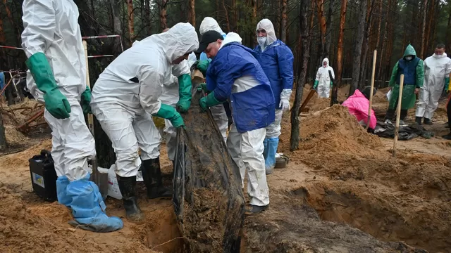Exhuman restos en Ucrania. Foto: AFP