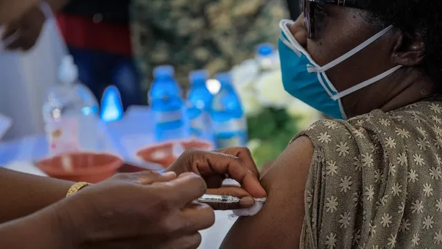 Uganda: Cientos de personas fueron inyectadas con vacunas falsas contra la COVID-19. Foto referencial: AFP
