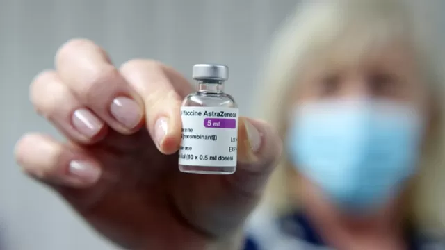 Vacuna de AstraZeneca contra COVID-19 solo es recomendable para personas menores de 65 años, según expertos alemanes. Foto: AFP