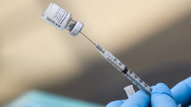 Vacuna Pfizer pierde eficacia más rápidamente que AstraZeneca ante variante delta, según estudio. Foto referencial: AFP