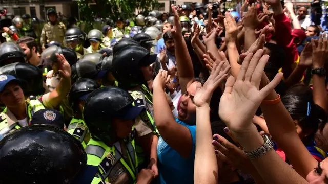 Manifestantes opositores se enfrentan con las fuerzas del orden. (Vía: AFP)