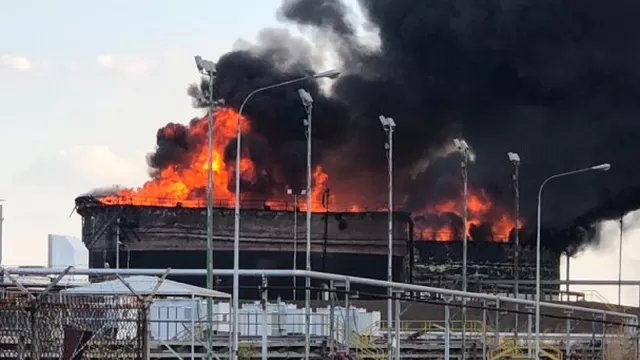 Un incendio afectó tres tanques de almacenamiento de petróleo en una instalación de la estatal venezolana PDVSA en la Faja del Orinoco. Foto: El Universal