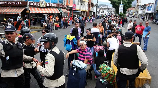Colombianos regresan a las colas de aduana en la ciudad fronteriza de San Antonio, Estado T&aacute;chira, Venezuela. (V&iacute;a: AFP)