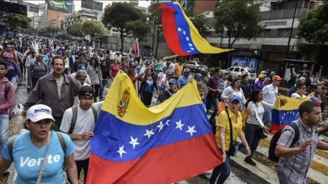 Opositores marcharán este martes en Venezuela para pedir a la Fuerza Armada no bloquear la ayuda humanitaria estadounidense. (Foto: AFP)