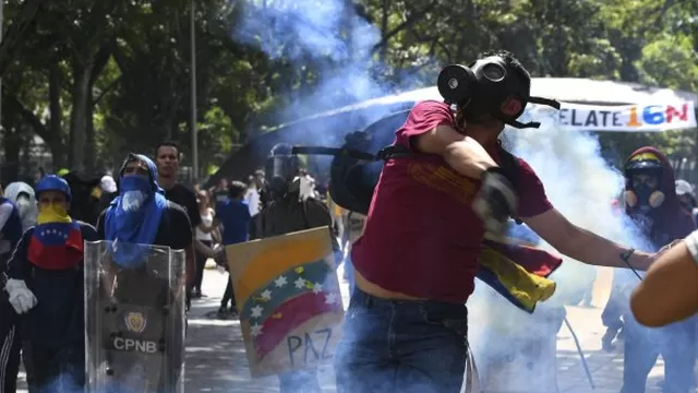 Venezuela: Estudiantes y policías se enfrentaron durante protesta contra Nicolás Maduro. Foto: AFP