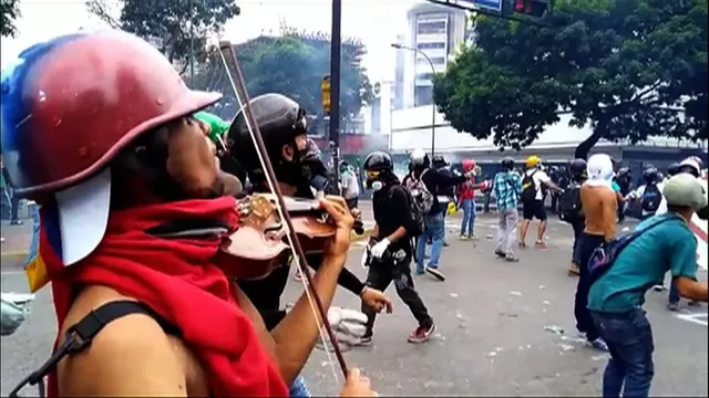 Venezuela: violinista toca el himno nacional en medio de violenta protesta