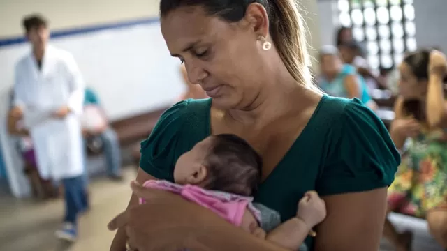 Madre carga a su bebé con microcefalia. (Vía: AFP)