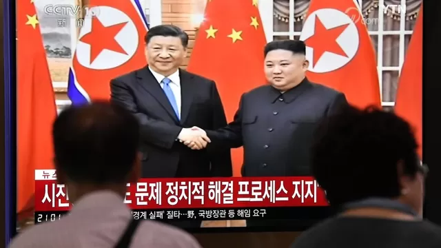Xi Jinping y Kim Jong Un, presidentes de China y Corea del Norte, respectivamente. Foto: AFP / CCTV 