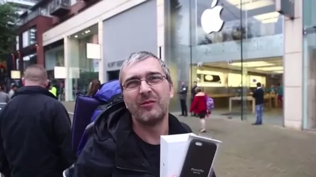Un afligido hombre esperó más de 40 horas para comprar el iPhone 6 y regalárselo a su esposa