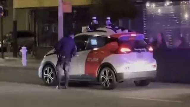 Auto robot hizo pasar incómodo momento a policías en plena calle
