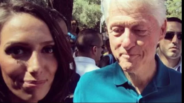 Bill Clinton fue captado viendo un escote en un selfie