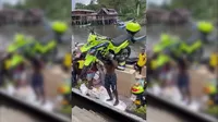 Colombia: Fornido hombre se vuelve viral por cargar una moto