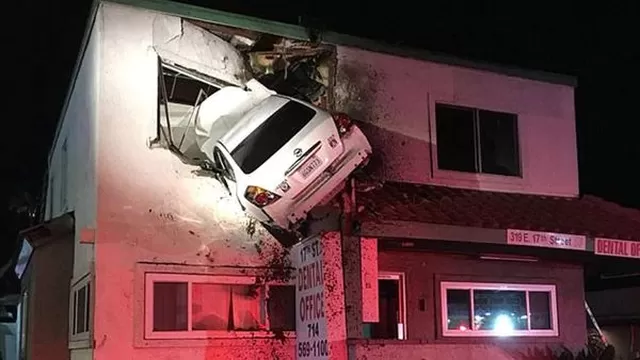 Auto quedó empotrado contra edificio en California. Foto: dailymail.co.uk