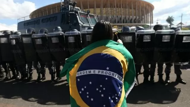 Las dos caras del Mundial: colectivo brasilero muestra los contrastes de Brasil 2014