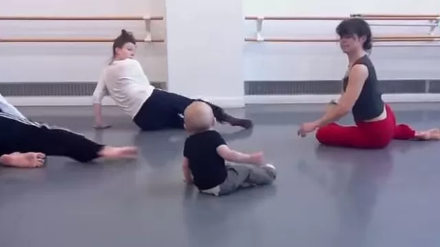 Bebé se convirtió en "profesor" de danza moderna, como parte de un experimento