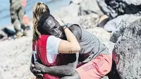 El emotivo abrazo entre voluntaria de Cruz Roja y migrante recién llegado a Ceuta se vuelve viral