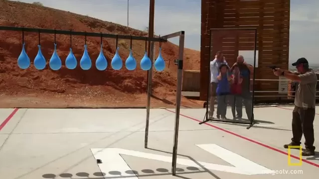 Experimento: ¿cuántos globos con agua se necesitan para detener una bala?