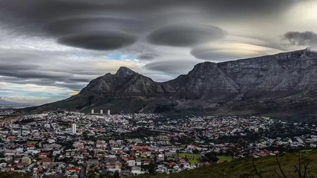Nubes lenticulares sobre Ciudad del Cabo. (V&iacute;a: Instagram)
