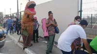 Facebook: Hombre disfrazado de dinosaurio acompaña a su madre a ponerse la vacuna contra COVID-19