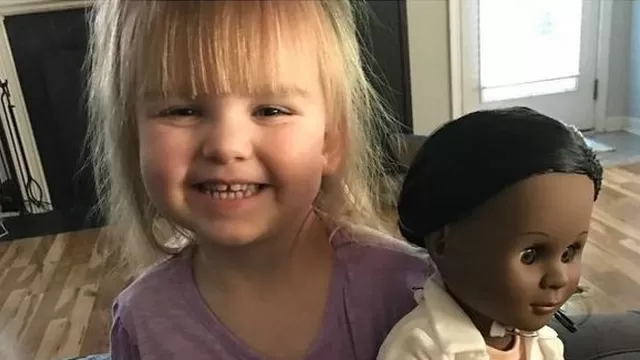 Sophia escogió una muñeca afromaericana. (Vía: Twitter)
