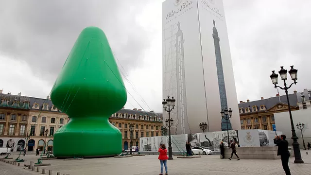 Francia: parisinos confunden árbol de navidad con juguete sexual 