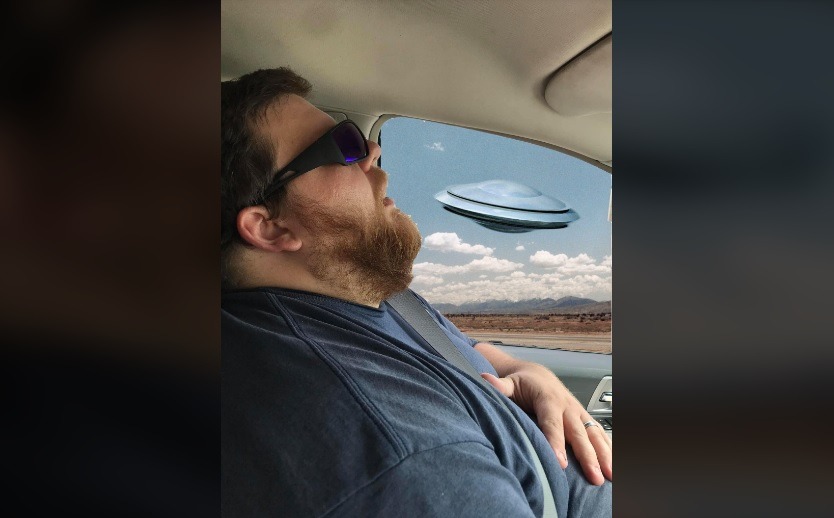 Hombre 'se duerme' en el auto y se vuelve protagonista de divertidos memes
