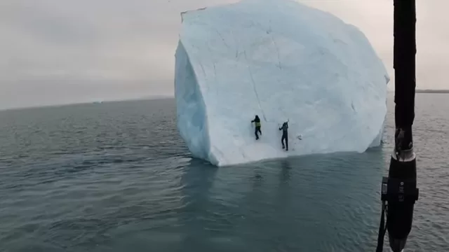 Iceberg se vuelca con 2 aventureros encima en el océano Ártico