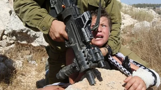 Un soldado israel&iacute; intenta arrestar a un ni&ntilde;o palestino de 11 a&ntilde;os con un yeso en su brazo. (V&iacute;a: CNN)