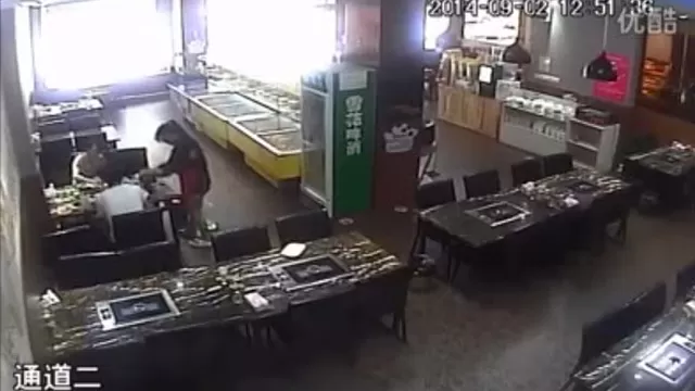 Impactante video de cómo una camarera encendió en llamas a una clienta en China