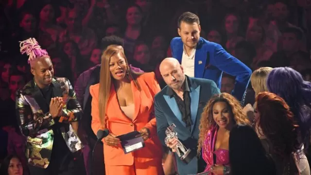 John Travolta confunde a Taylor Swift con drag queen y casi le entrega premio en MTV VMAs